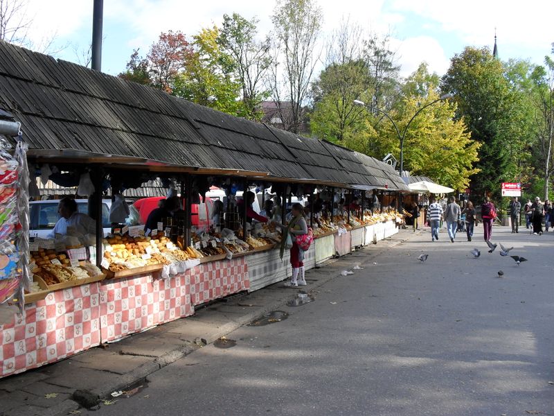 ملف:Oscypek sheeps cheese stalls, Zakopane.JPG