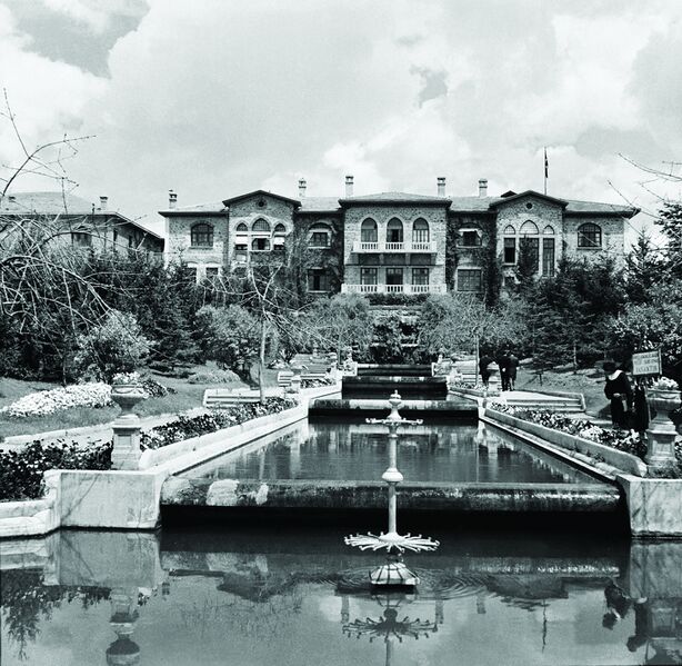 ملف:The Garden of 2nd Turkish Grand National Assembly, late 1940's (16230096284).jpg