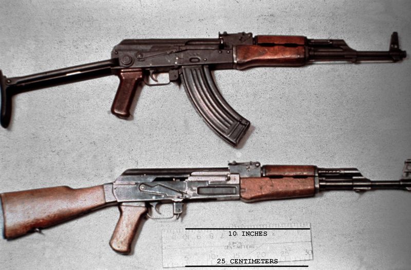 ملف:AKMS and AK-47 DD-ST-85-01270.jpg