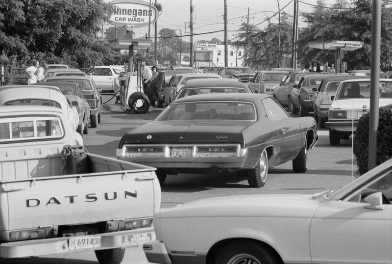 ملف:Line at a gas station, June 15, 1979.jpg