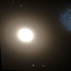Messier 60 Hubble WikiSky.jpg