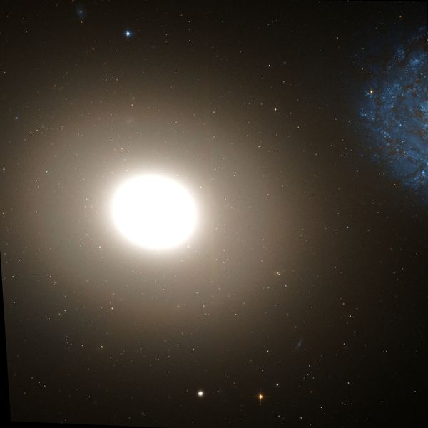 ملف:Messier 60 Hubble WikiSky.jpg
