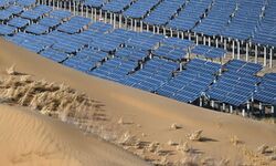 قاعدة طاقة شمسية في لواء دالاد، إردوس، بشرق صحراء كوبوتشي، منغوليا الداخلية، بشمال الصين. بقدرة 1 مليون ميجاواط، وتولد 2 مليار كيلوواط ساعة من الكهرباء سنوياً. الصورة ملتقطة في 3 مارس 2023.[1]