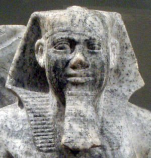صورة عن قرب لتمثال ساحو رع مع الإله الحامي لأحد أقاليم مصر، يوجد الآن في متحف متروپوليتان للفنون، نيويورك.