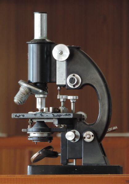 ملف:Compound Microscope (cropped).JPG