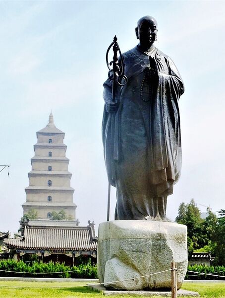 ملف:Statue of Xuanzang in front of Giant Wild Goose Pagoda. Xi'an. 2011.jpg