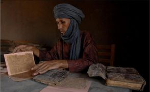مخطوطات تنبكتو: فداء أگ محمد, قرية بـِر, ولاية تمبكتو, يعتني المخطوطات. المصدر: نيويورك تايمز
