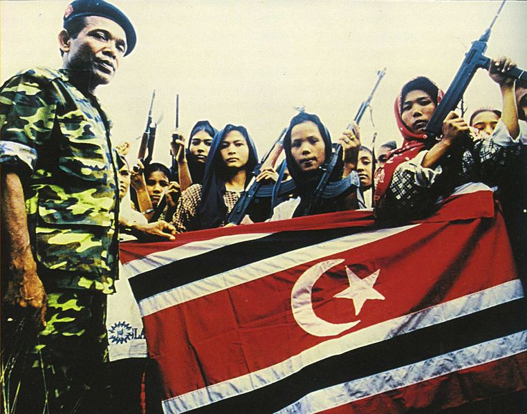 ملف:Free Aceh Movement women soldiers.jpg