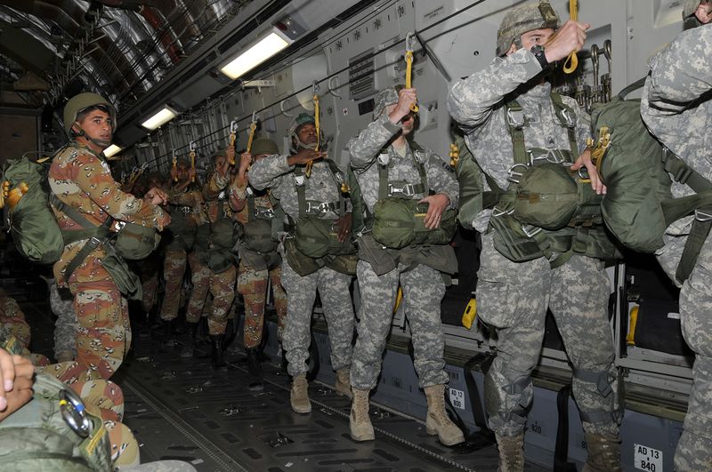 ملف:US Army 52226 'Airborne' in five languages 1.jpg