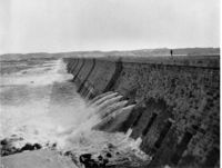 المياه تتدفق من بعض بوابات سد أسوان في 1902.