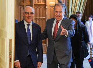 وزير الخارجية الروسي سيرغي لافروف (يمين) ونظيره التونسي نبيل عمار (يسار)