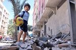 طفل يقف على أنقاض منزل متهدف جراء غارة إسرائيلية على غزة يوليو 2014.