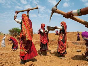 نساء يحفرن سد في راجستان 2010.jpg