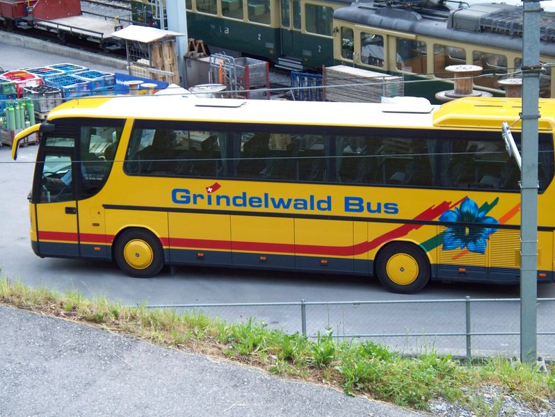 ملف:Grindelwald Bus in Lauterbrunnen, Switzerland.jpg