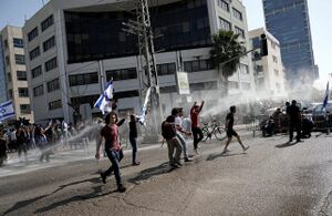 الشرطة الإسرائيلية تطلق خراطيم المياه لتفريق المتظاهرين في تل أبيب، 1 مارس 2023.