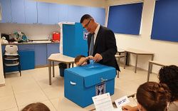 گيدون سعر مرشح الليكود يدلي بصوته في تل أبيب، 17 سبتمبر 2019.