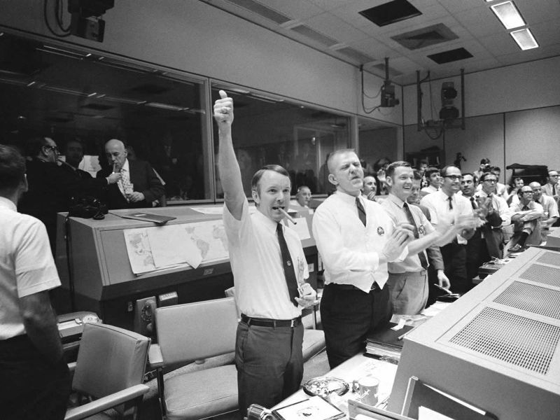 ملف:Mission Control celebrates successful splashdown of Apollo 13.jpg