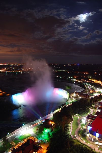 ملف:Niagara Falls at night1.jpg