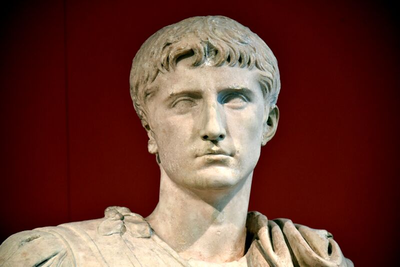 ملف:Statue of a Julio-Claudian prince. Head probably depicts Gaius Caesar, made 5 BCE-14 CE. Torso of a general made 69-90 CE. Altes Museum, Berlin.jpg
