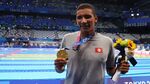 السباح التونسي أحمد الحفناوي يحمل المدالية الذهبية في أولمبياد طوكيو 2020.jpg