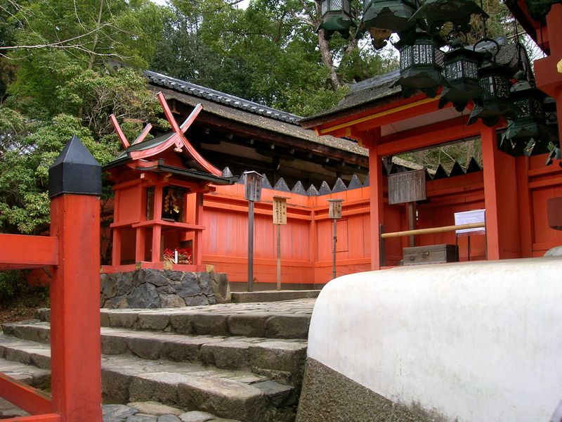 ملف:Kasuga Shrine inside laterns.jpg