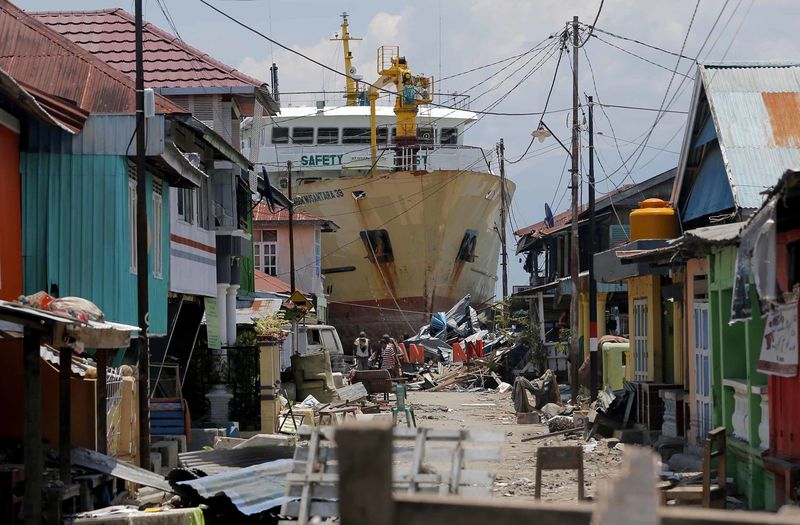 ملف:A ship that was swept ashore during the tsunami rests near houses in Donggala on October 2.jpg