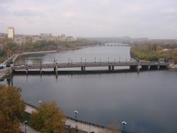 نهر كالميوس ينساب عبر دونتسك.