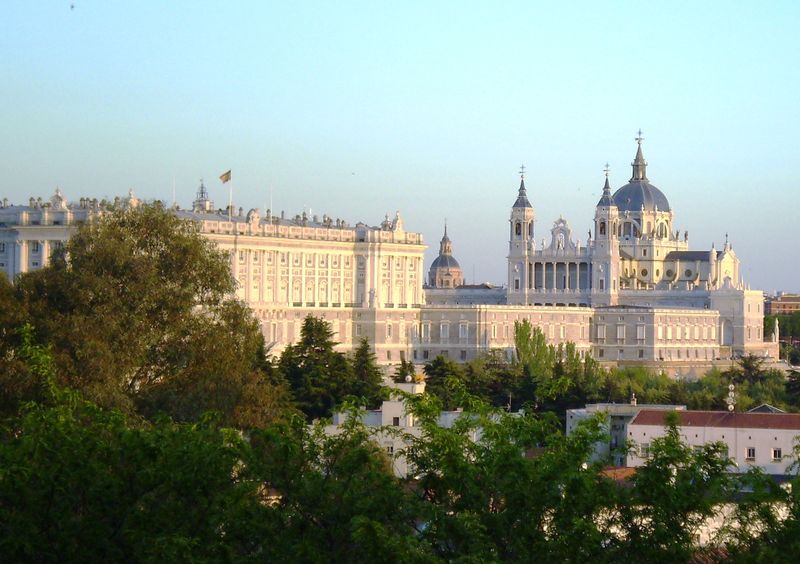 ملف:Palacio Real y Catedral de la Almudena Madrid.jpg