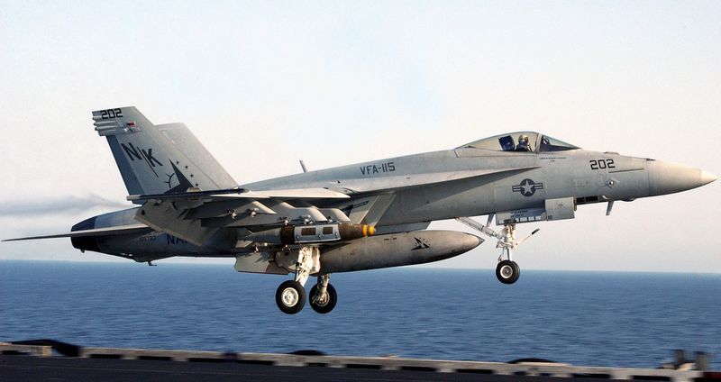 ملف:F-18E landing 06-10304cr.jpg