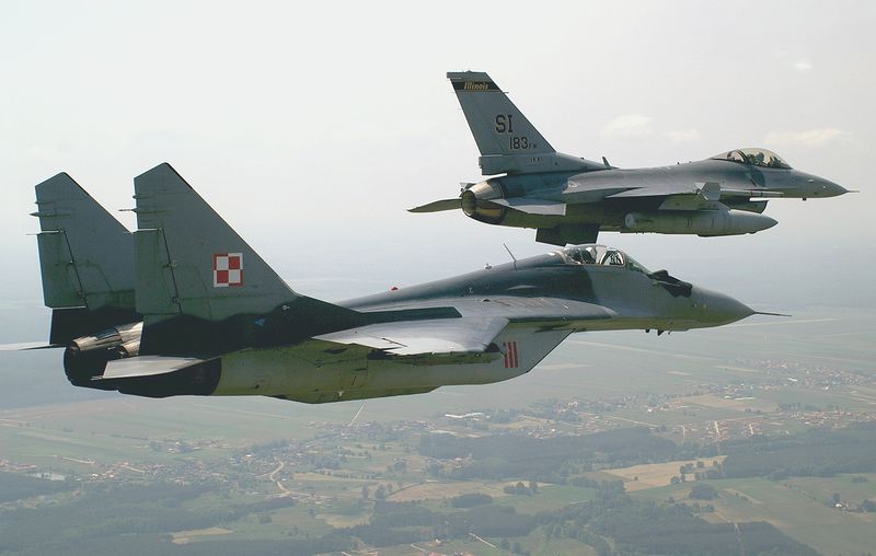 ملف:U.S. F-16C Fighting Falcon and Polish Mikoyan-Gurevich MiG-29A over Krzesiny air base, Poland - 20050615.jpg