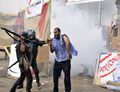 الشرطة السودانية تمسك بمحتج مصاب بعد فض اعتصام القيادة العامة.