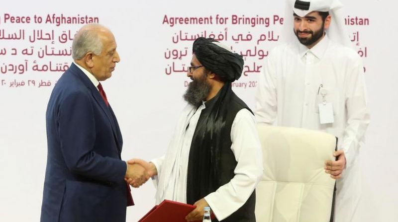 ملف:زلماي خليل زاد والملا عبد الغني برادر بعد التوقيع على اتفاق الدوحة 2020.jpg
