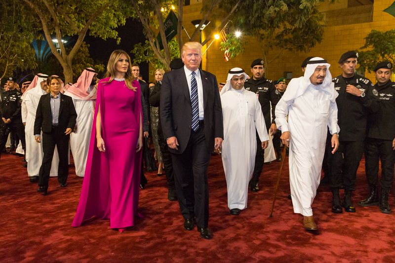 ملف:Donald and Melania Trump arrive to the Murabba Palace, escorted by King Salman bin Abdulaziz Al Saud, May 2017.jpg