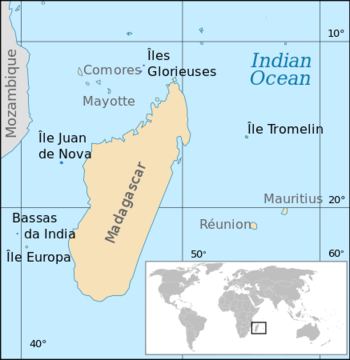 موقع الجزر المبعثرة في المحيط الهندي. 1. بصاص الهند 2. جزيرة أوروپا 3. جزر گلوريوسو 4. جزيرة خوان دى نوڤا 5. جزيرة تروملين KM=جزر القمر MG=مدغشقر MU=موريشيوس MZ=موزمبيق RE=ريونيون YT=مايوطة