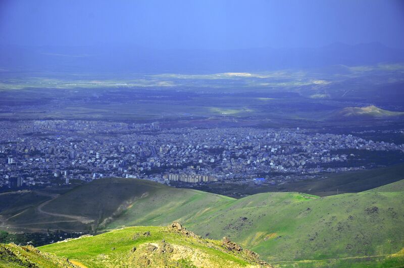 ملف:Iran - Hamedan view from Alvand Mountain - panoramio.jpg