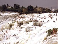 The great attraction is the white immensity of the cliff with sculptured basins full of water and congealed waterfalls; they seem done of snow, cloud, cotton.