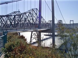 Carquinez Bridge in 2006 with the 1927 span in the center