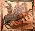 قائد عجلة حربية منتصر يحمل غصن نخيل على فسيفساء رومانية