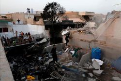 سطح أحد المنازل المتأثرة بسقوط الطائرة الباكستانية.