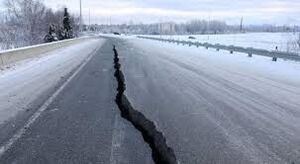 طريق متشقق جراء زلزال.jpg