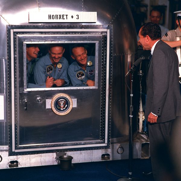 ملف:Apollo 11 crew in quarantine.jpg