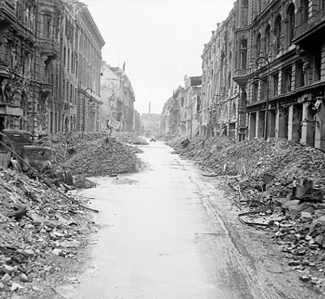 ملف:Destruction in a Berlin street.jpg