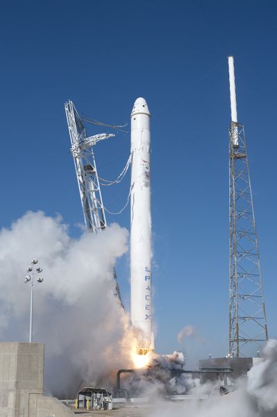 ملف:Falcon 9 COTS Demo F1 Launch.jpg