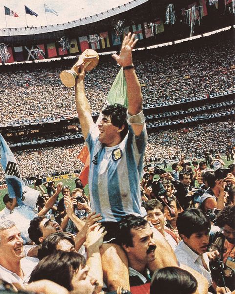 ملف:Maradona Estadio Azteca.jpg