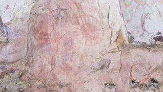 لوحة صخرية رُسمت منذ حوالي 12.000 سنة.