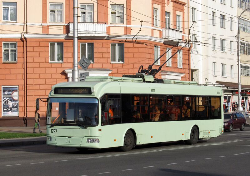 ملف:2010-built Gomel AKSM-321 trolleybus 1797 on route 1 in 2015.jpg
