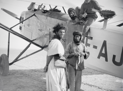 ETH-BIB-Männer bei französischem Flugzeug am Kap Juby-Tschadseeflug 1930-31-LBS MH02-08-1090.tif