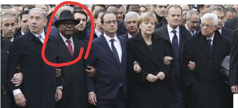 ملف:إبراهيم بوبكر كيتا متأبطاً نتنياهو في مسيرة شارلي إيبدو بباريس.jpg
