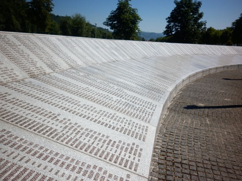 ملف:Memorijalni centar Srebrenica-Potočari2.JPG