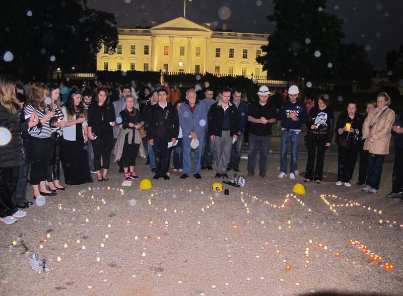 ملف:Beyaz Saray önünde Soma Faciası anma töreni (2).jpg